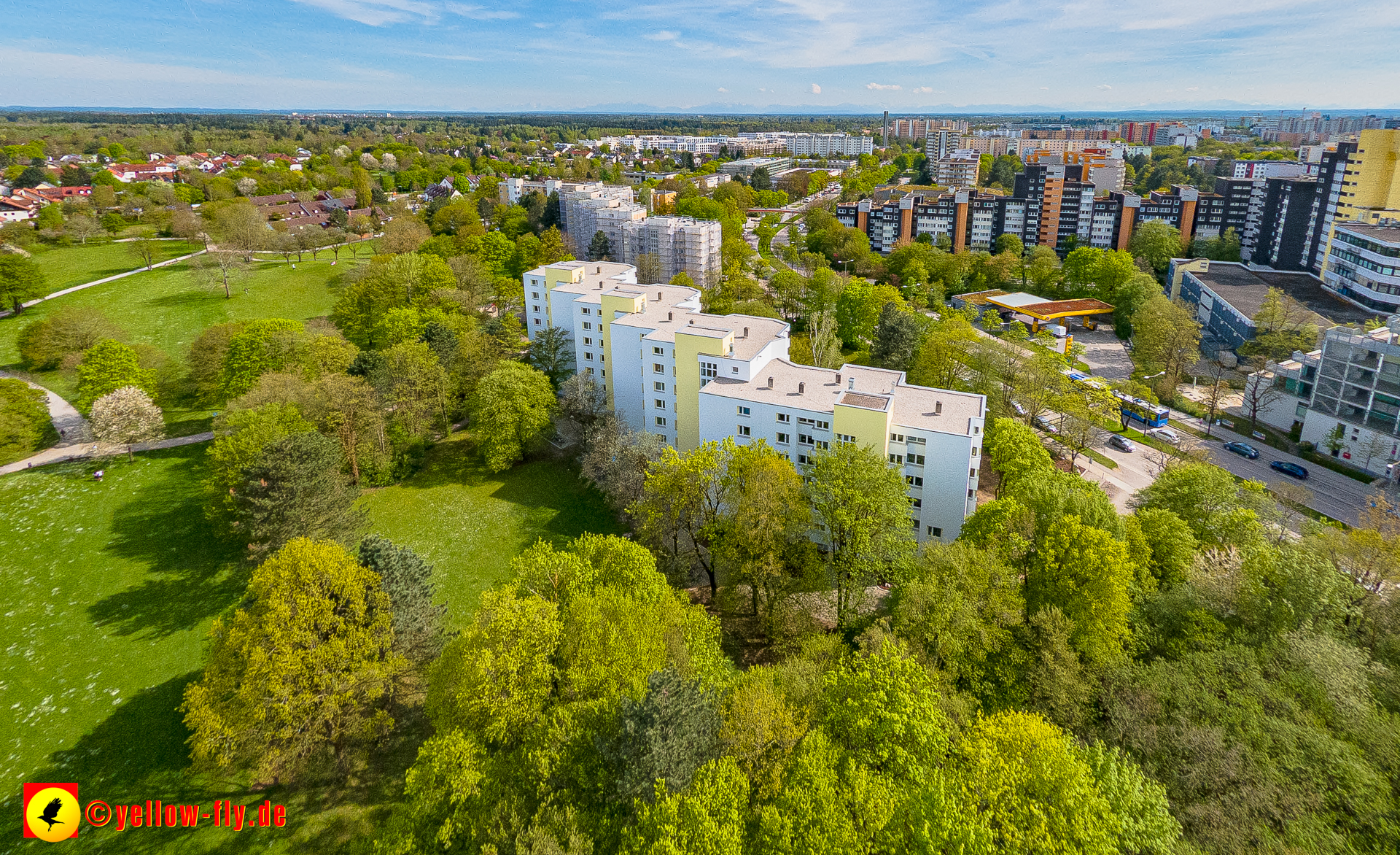 04.05.2023 - Luftbilder von der Fassadensanierung am Karl-Marx-Ring 53-57c in Neuperlach